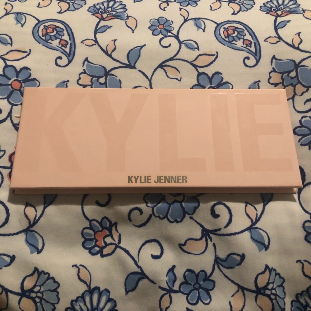 Kylie Jenner Valentine’s Pressed Palette 💗🌺